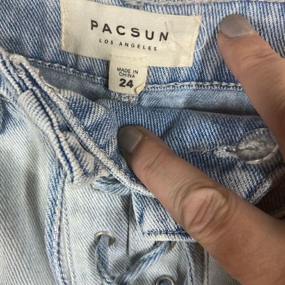 PacSunā
LaceāUpĀ Denimā
Skirt - Picture 8 of 8